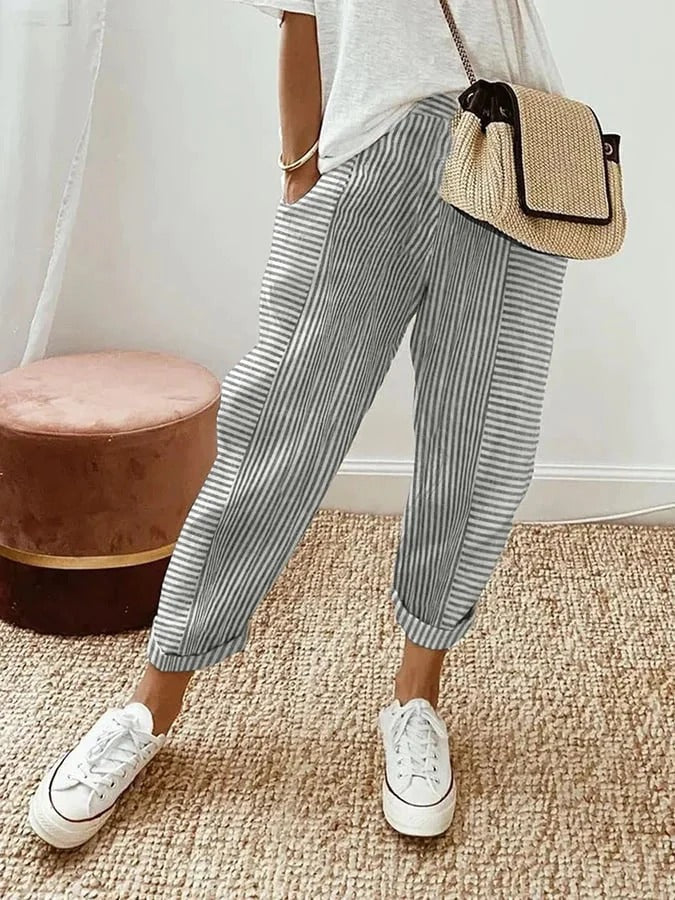 Elegante pantalón fluido de lino a rayas para mujer. Diseño casual y ajustable, ideal para un estilo versátil y cómodo en verano.