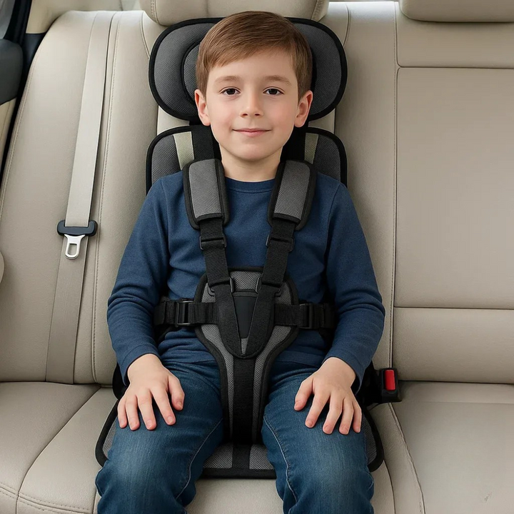 Silla de auto para niños, ligera y compacta. Perfecta como equipaje infantil para la seguridad en cualquier viaje.