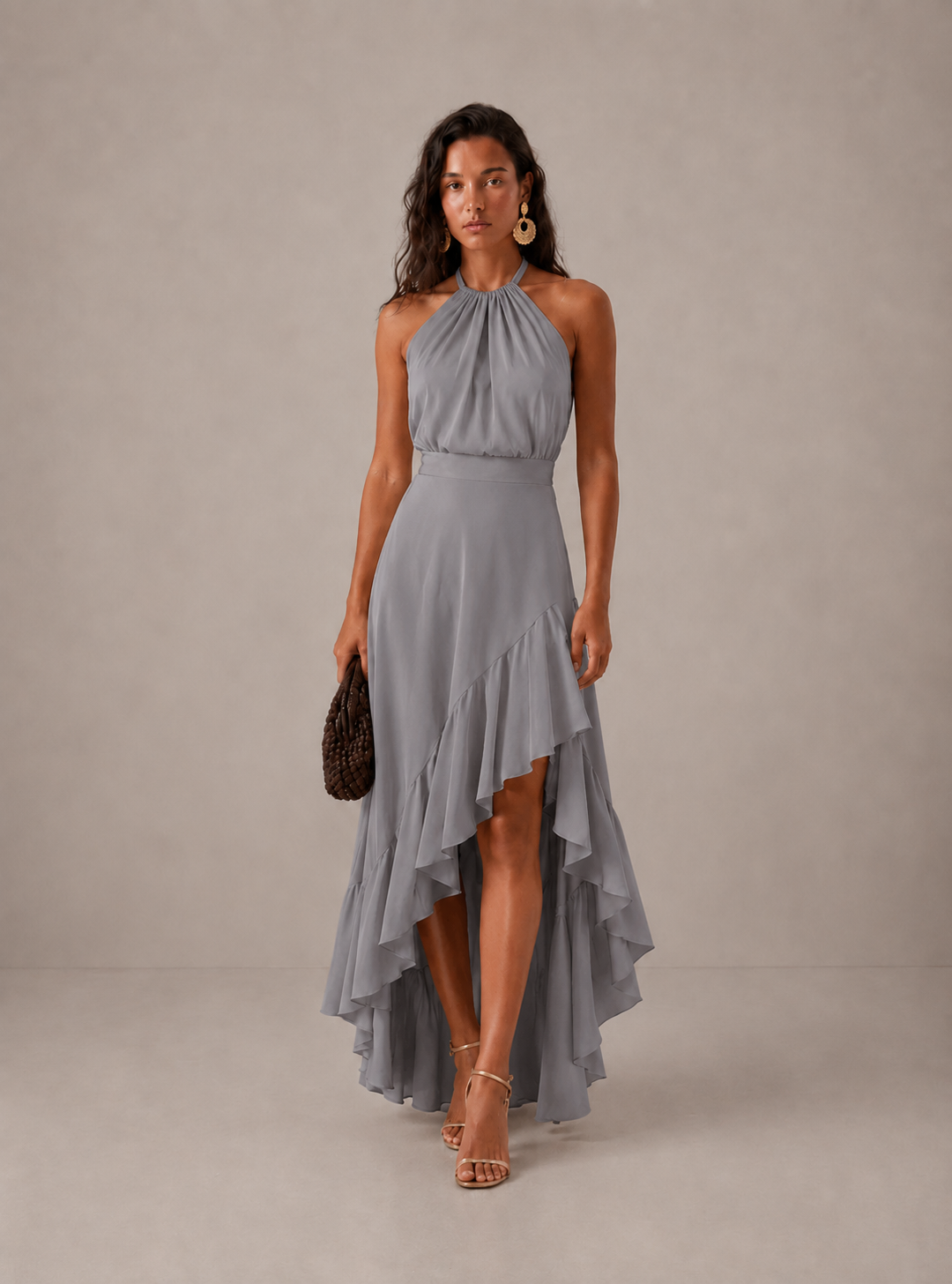 Vestido invitada blanco marfil, cuello halter y volantes asimétricos. Celebración, moda mujer.