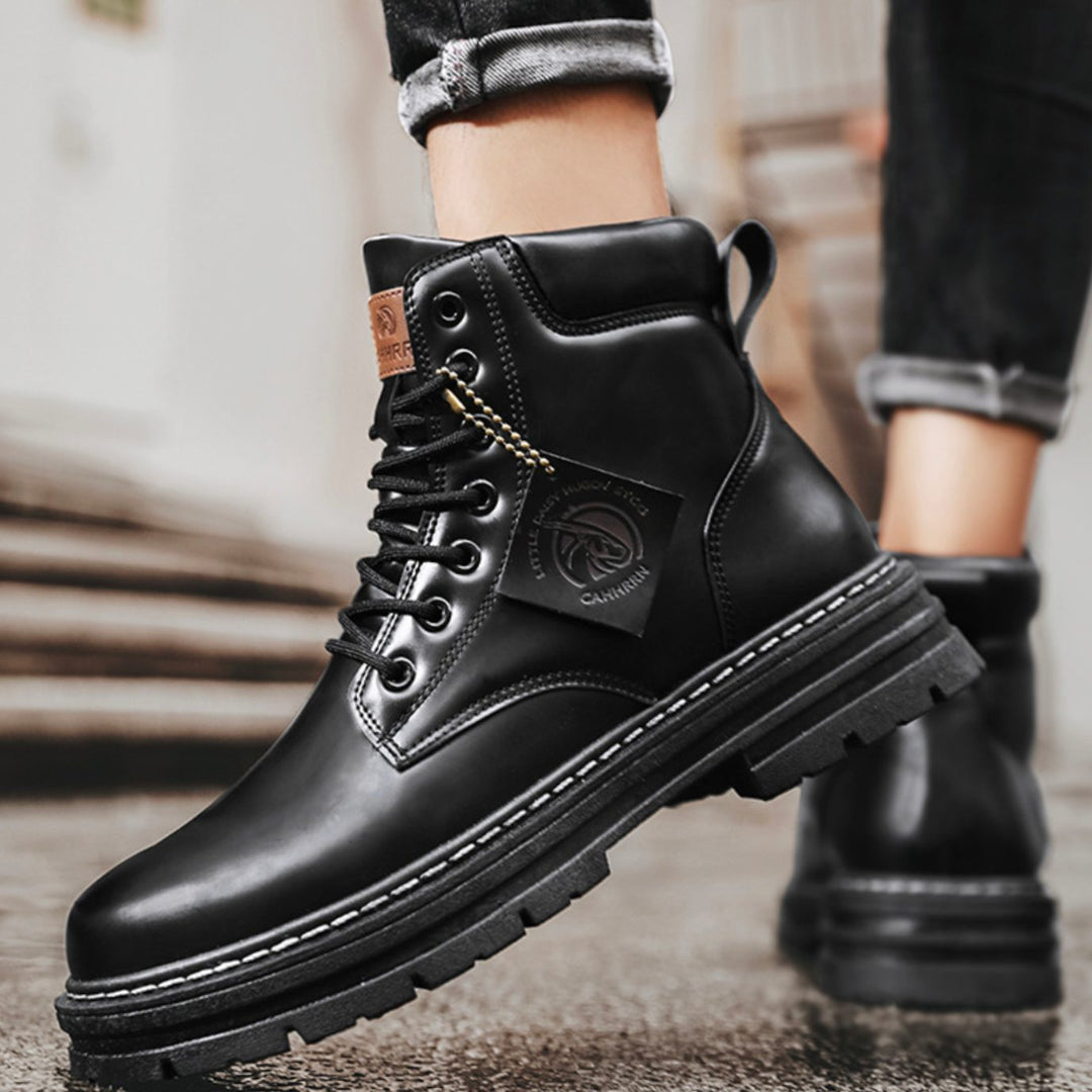 Calzado de trabajo masculino resistente con cordones, estilo rústico, perfecto para durabilidad y confort en actividades exteriores.