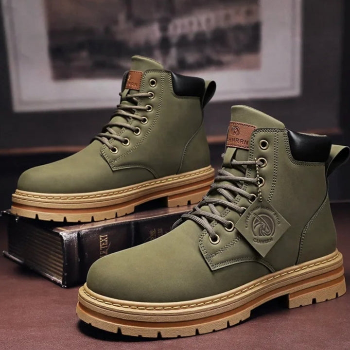 Botas de trabajo robustas para hombre con cordones, tobilleras, ofrecen resistencia, confort y durabilidad para exterior.