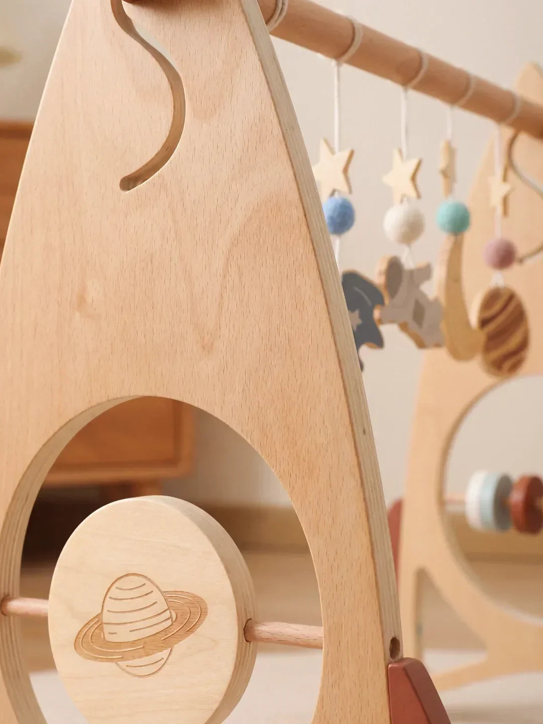 Decoración y juego: arco de madera con cohete y estrellas para habitación de bebé. Gimnasio sensorial.