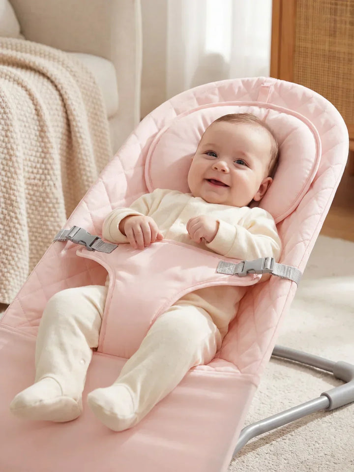 Columpio ergonómico de bebé auto-calmante, asiento plegable en diseño moderno para tu hogar.