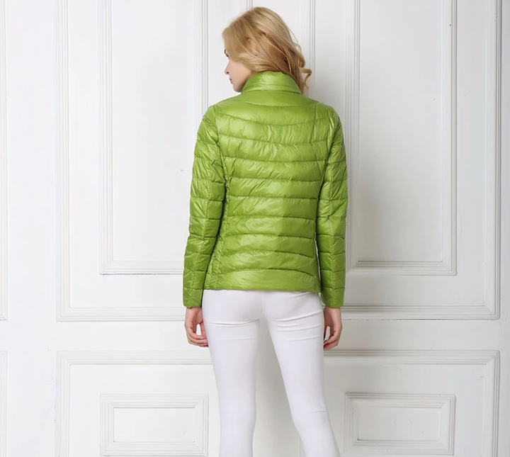 Chaqueta mujer ligera, perfecta para transiciones de clima, impermeable y elegante.