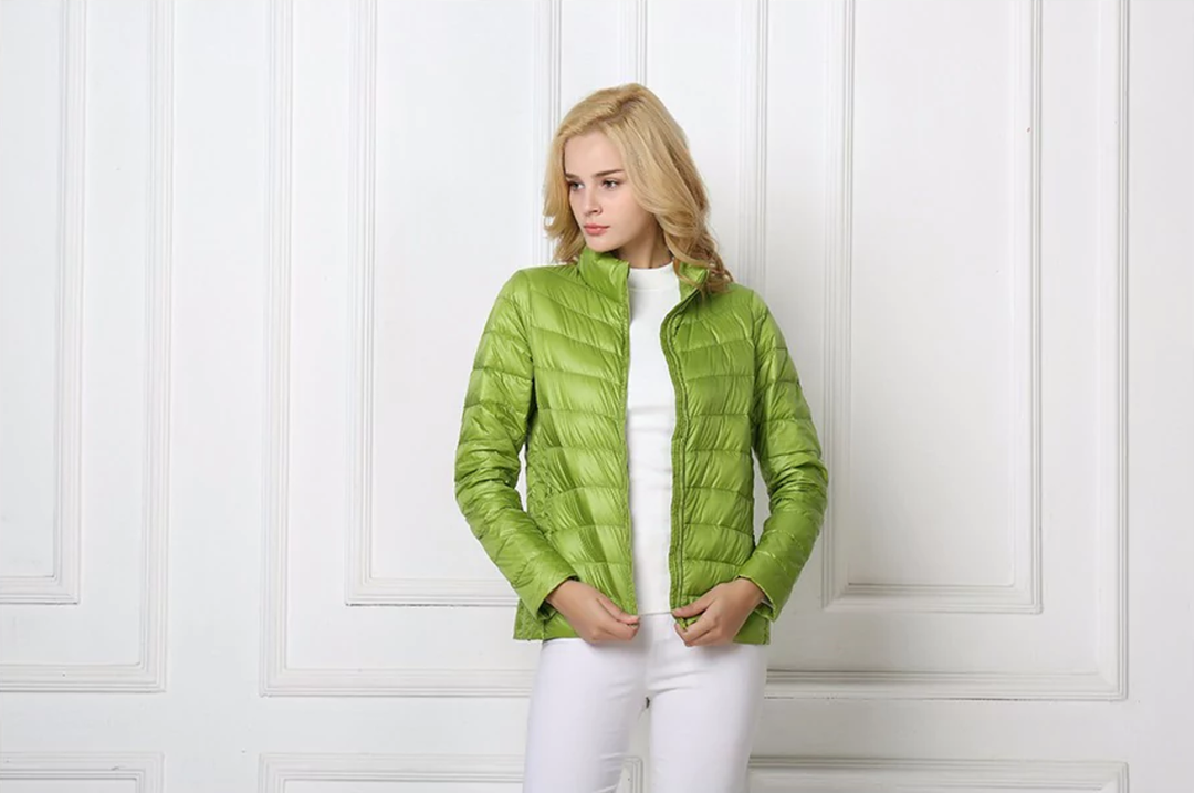 Chaqueta urbana impermeable para mujer, ideal para otoño, combina ligereza y protección contra el viento.