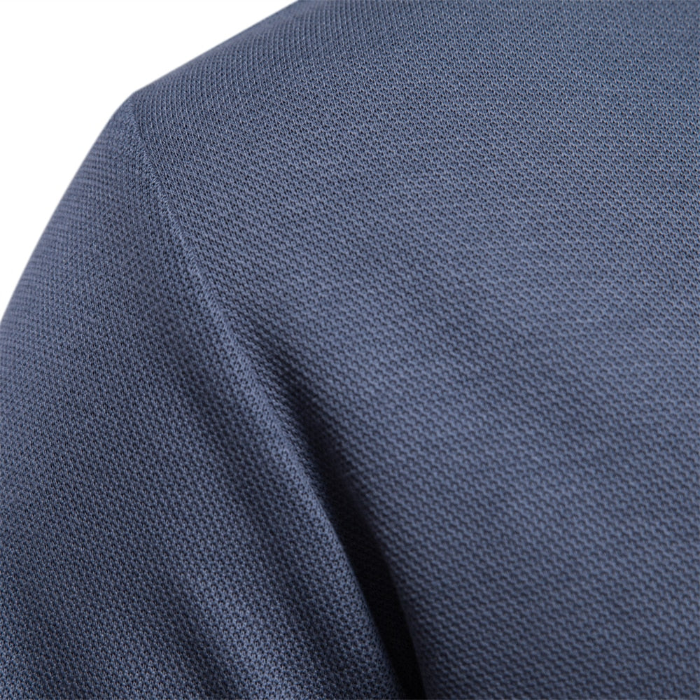 Camisa elegante de hombre manga larga, con botones. Perfecta para looks casuales y versátiles de temporada.