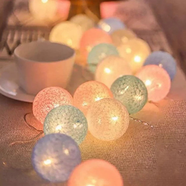 Guirnalda LED con bolas decorativas, crea un ambiente cálido y acogedor en el hogar.