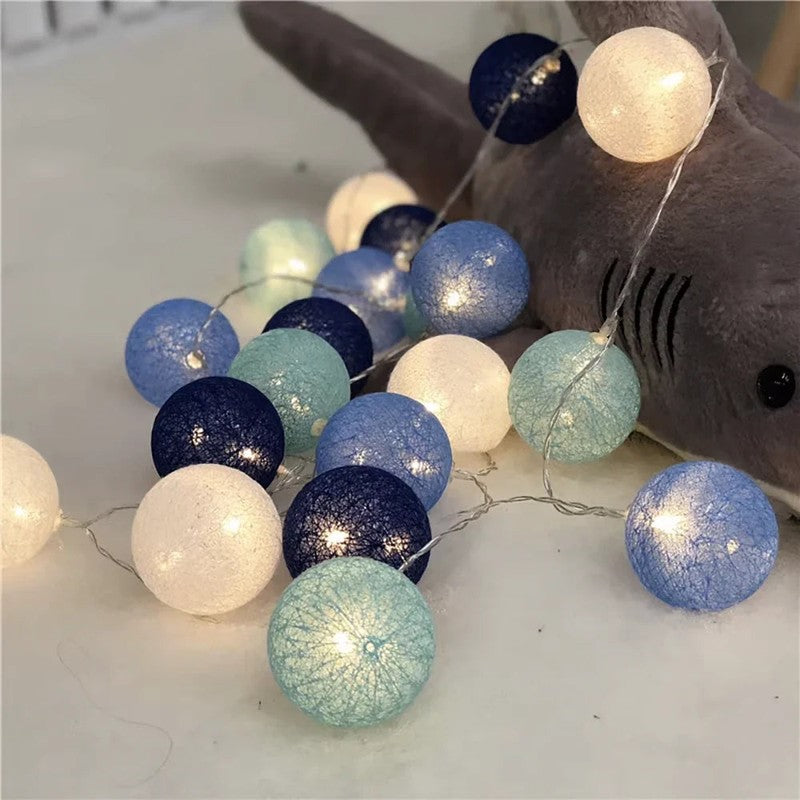 Guirnalda de luces LED con bolas, perfecta para crear un ambiente romántico.