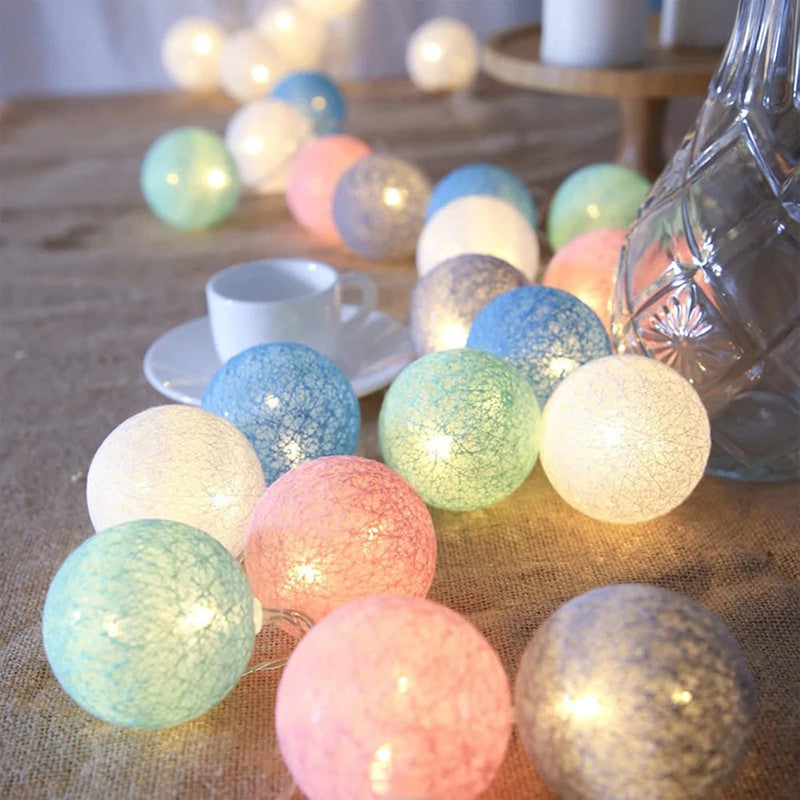 Luces decorativas LED con bolas, ideales para dormitorios o salas de estar.