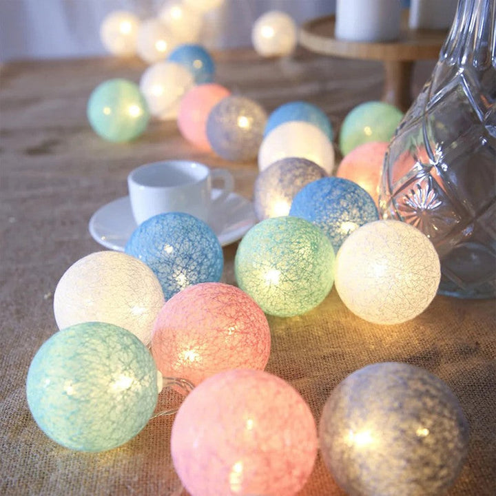 Luces decorativas LED con bolas, ideales para dormitorios o salas de estar.