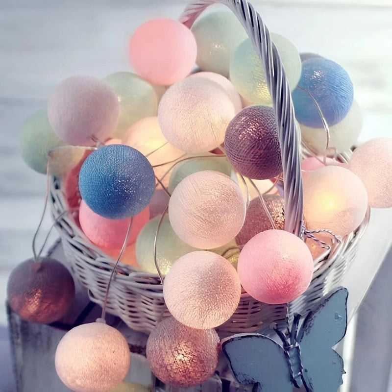 Guirnalda LED con diseño de bolas, para fiestas temáticas y decoración moderna.