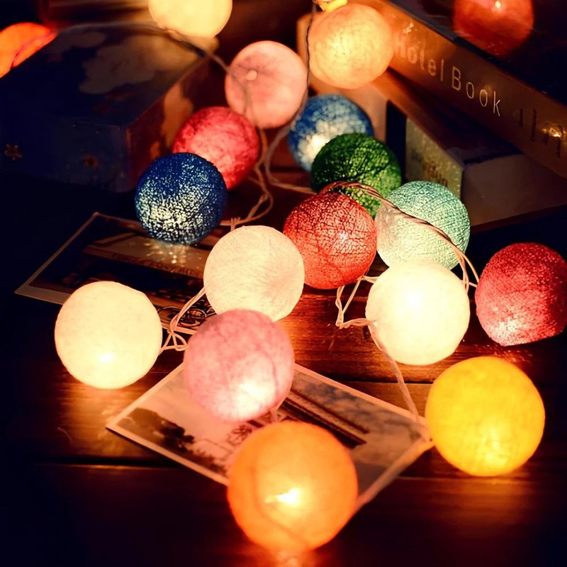 Guirnalda de luces LED para interiores, con bolas que alegran el espacio.
