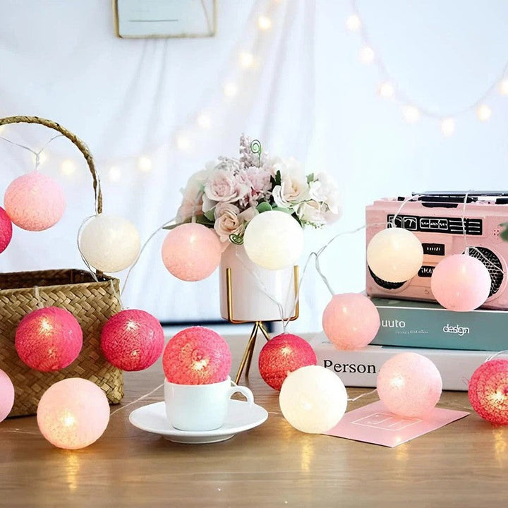 Luces LED decorativas con bolas, para una atmósfera vibrante y acogedora.