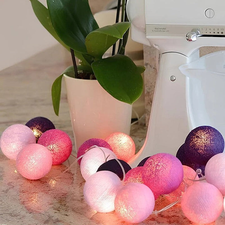 Guirnalda LED de bolas para decorar Navidad o eventos especiales en casa.