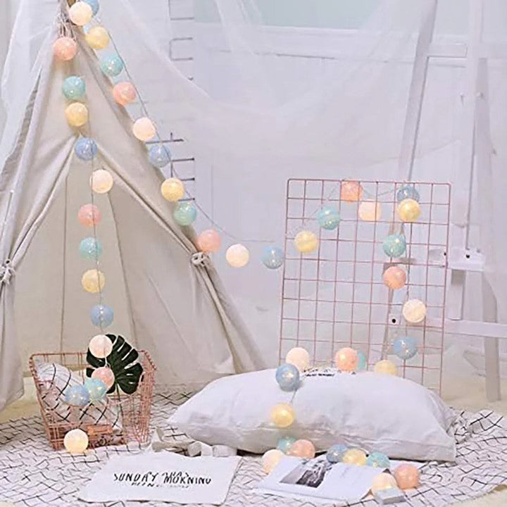 Iluminación con guirnalda de luces LED, bolas cálidas para tu decoración interior.