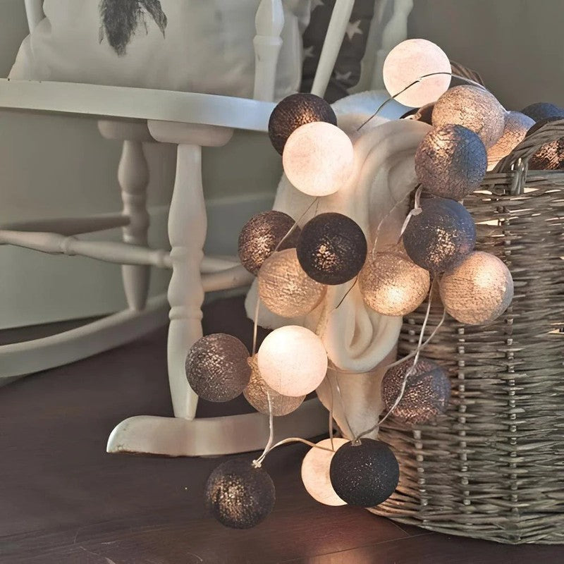 Guirnalda de luces LED con bolas, para embellecer estanterías o muebles.
