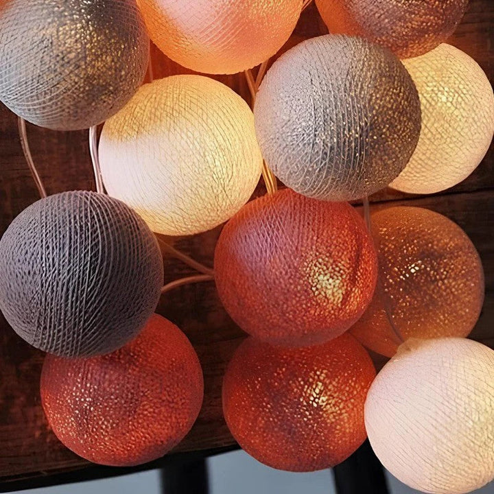 Guirnalda de luces LED, bolas decorativas suspendidas para un ambiente cálido.