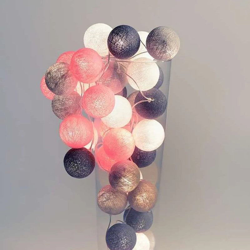 Guirnalda LED de bolas blancas, elegancia y calidez para tu decoración interior.