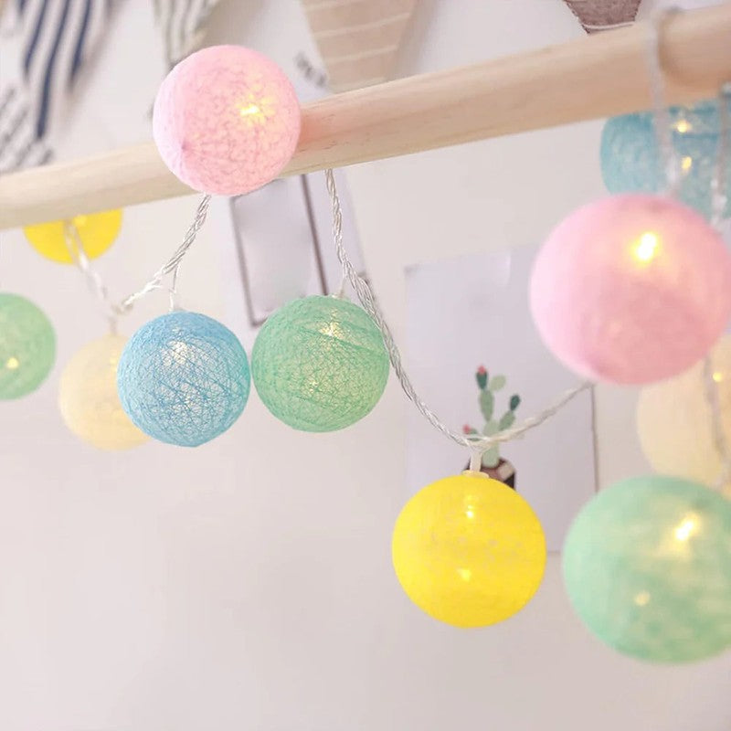 Guirnalda de luces LED bolas, ideal para crear un rincón de lectura acogedor.