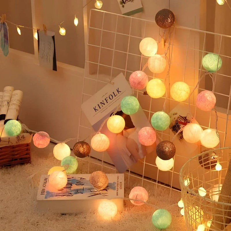 Guirnalda de luces LED multicolor con bolas, perfecta para decoración interior.
