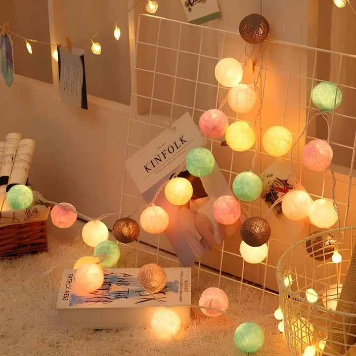 Guirnalda de luces LED multicolor con bolas, perfecta para decoración interior.