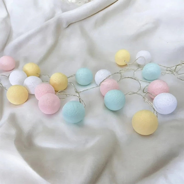 Luces LED decorativas con bolas, para darle un toque especial a tu decoración.