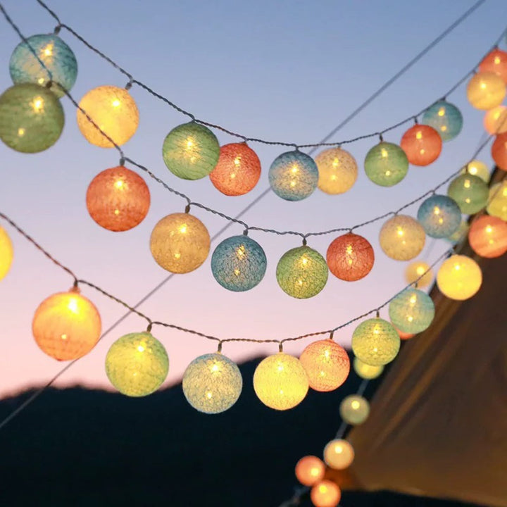 Guirnalda LED de bolas, iluminación ambiental perfecta para relajación en casa.