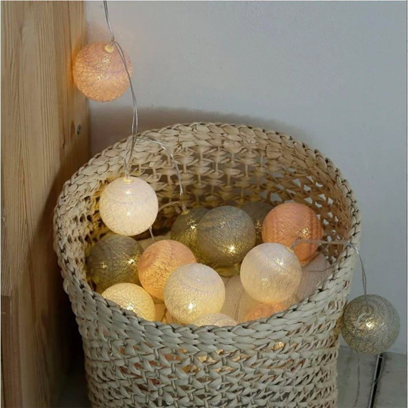 Luces LED para fiesta, guirnalda con bolas creando un ambiente alegre y cálido.