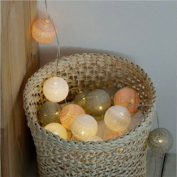 Luces LED para fiesta, guirnalda con bolas creando un ambiente alegre y cálido.