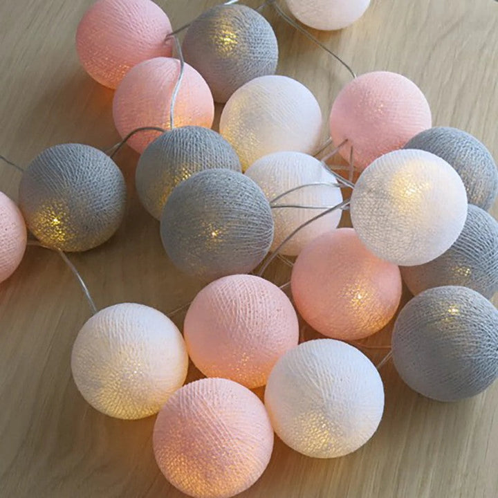 Guirnalda de luces LED con bolas, ideal para decorar un espacio infantil.
