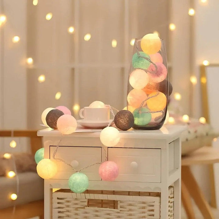 Guirnalda LED para decorar paredes, con bolas que iluminan tu espacio con estilo.