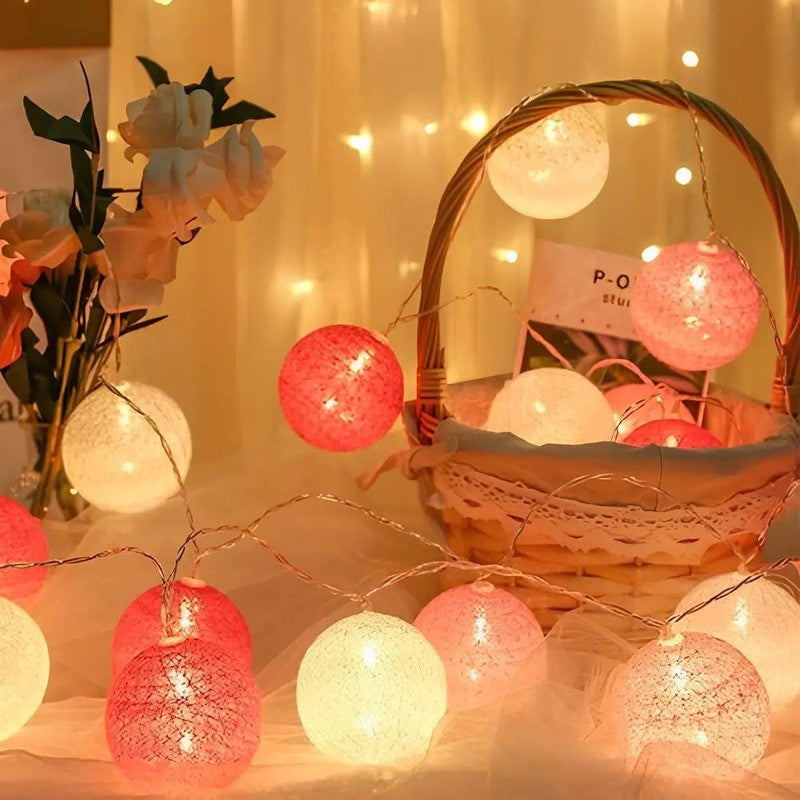Luces LED de bolas decorativas, brindando un ambiente festivo y hogareño.