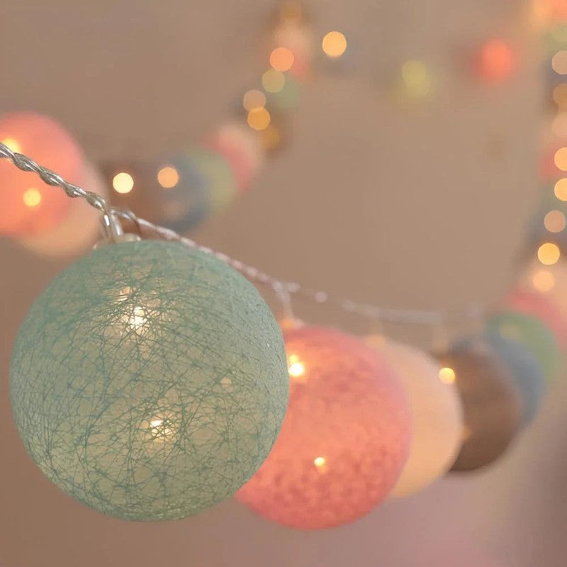 Guirnalda festiva LED con bolas luminosas, ideal para cumpleaños y celebraciones.
