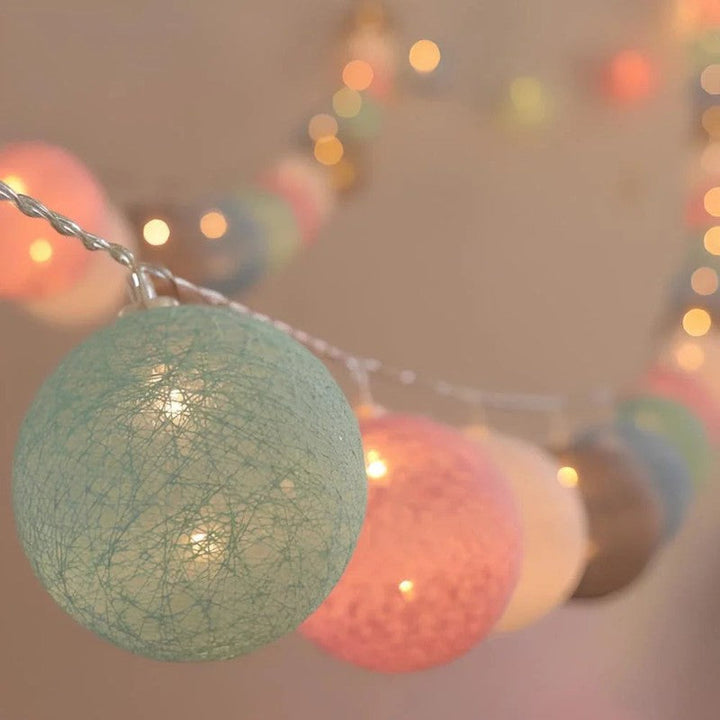 Guirnalda festiva LED con bolas luminosas, ideal para cumpleaños y celebraciones.