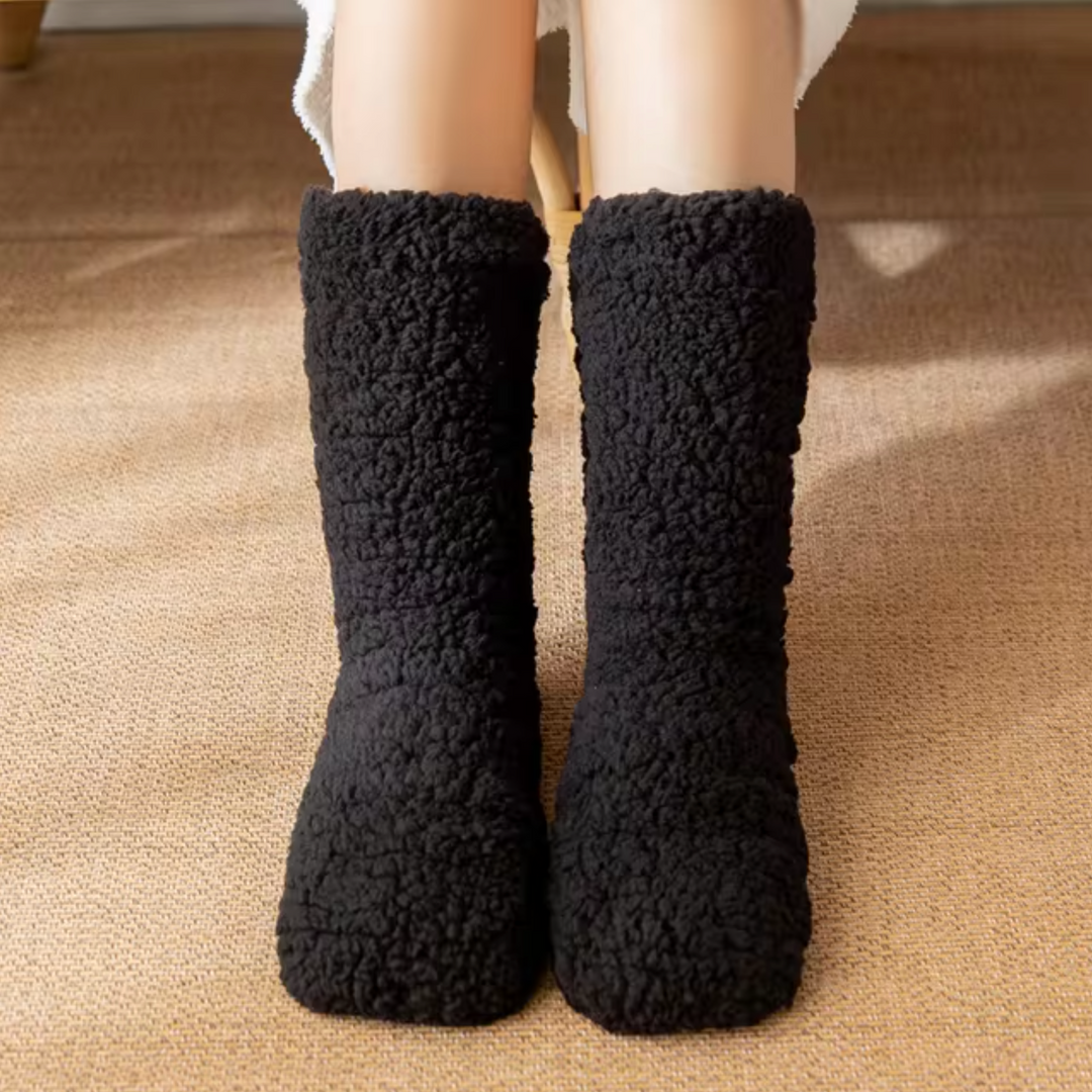Calcetines altos suaves para mujer, ideales para el invierno. Ofrecen calidez superior y máximo confort en casa.