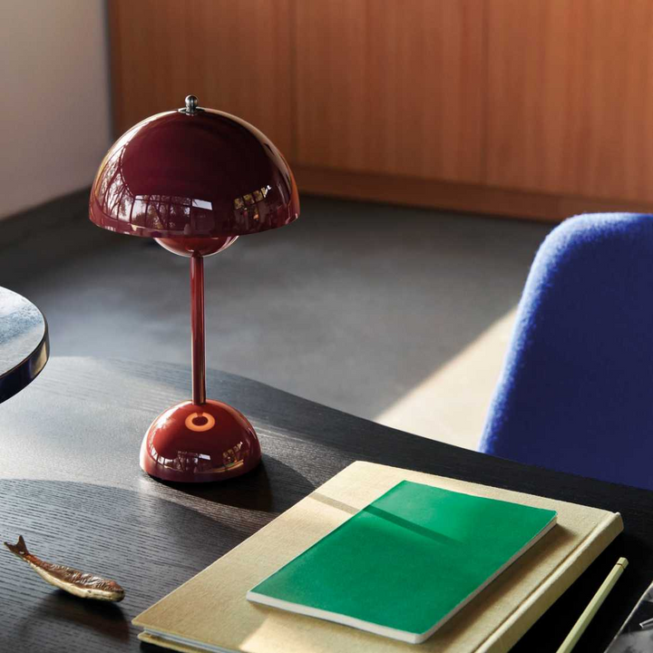 Lámpara de mesa LED minimalista. Acentúa tu espacio con iluminación ambiental y estilo.