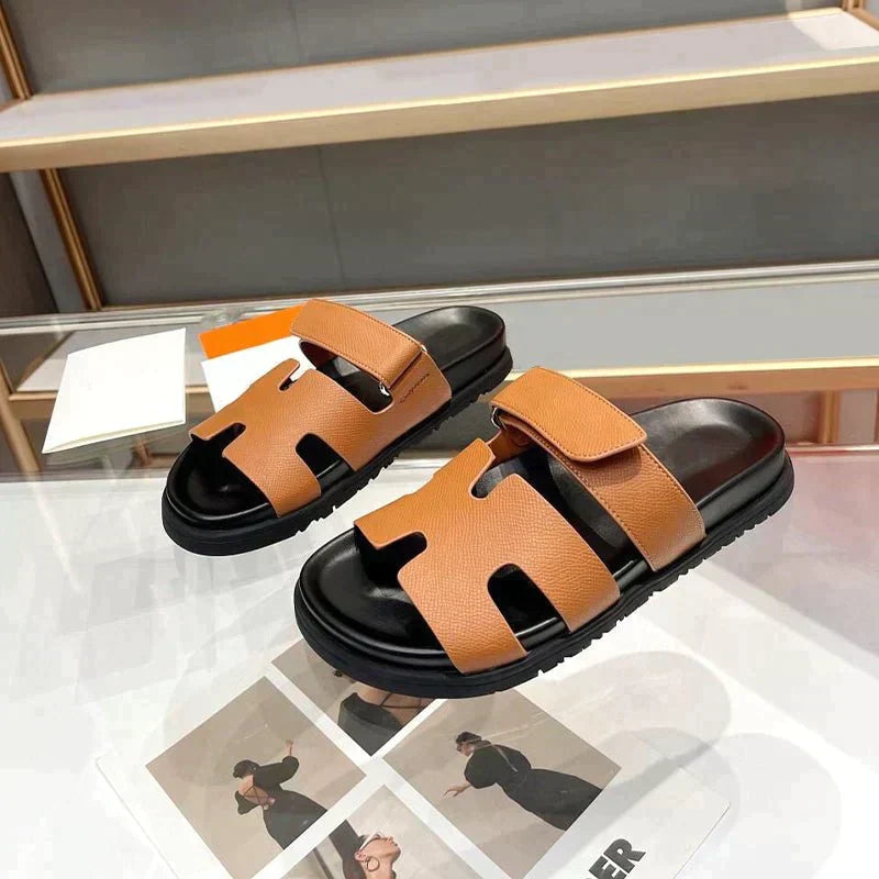 Moda de verano: sandalias gladiadoras para chicas, cierre ajustable y estilo chic.