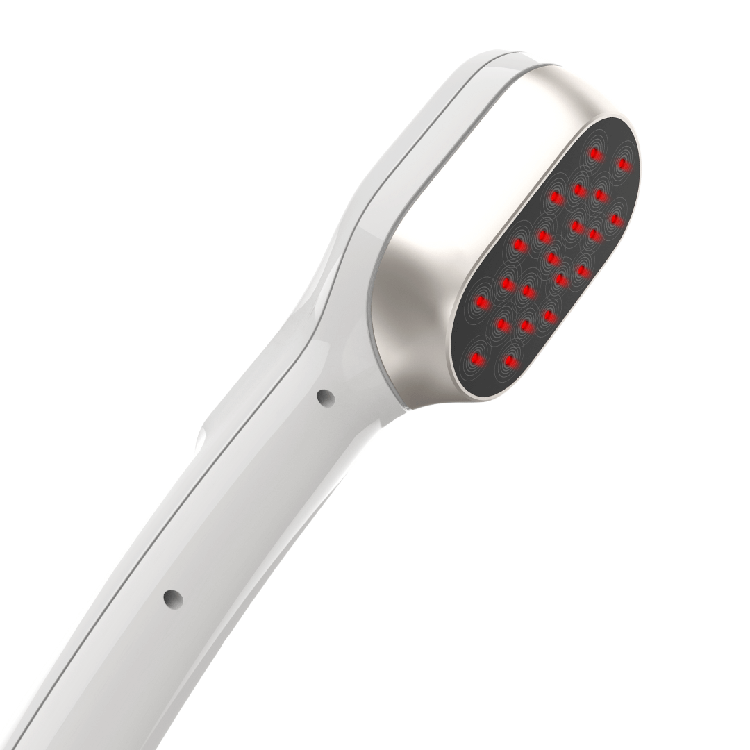 Persona aplicando láser frío portátil 650nm/808nm en hombro. Terapia luz roja para alivio muscular.