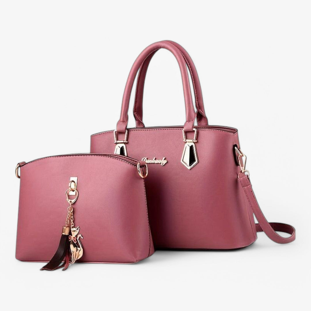 Modelo llevando el bolso bandolera de polipiel, destacando su comodidad y versatilidad para cualquier atuendo femenino.