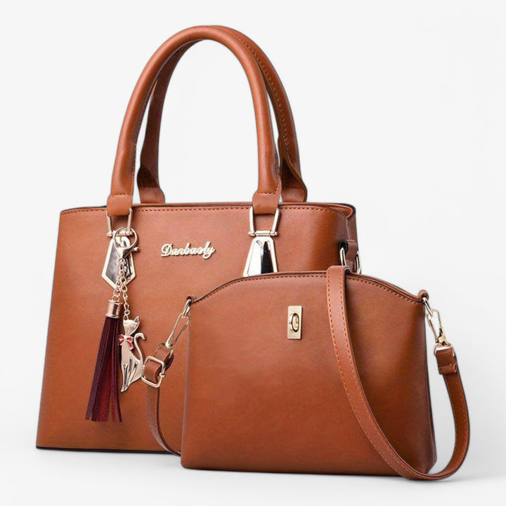 Conjunto de bolsos de polipiel para mujer: bandolera, mano y monedero, dispuestos artísticamente. Accesorios esenciales.