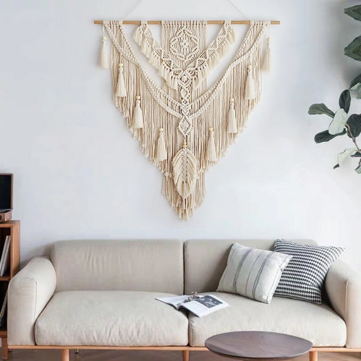 Colgante de pared de macramé boho escandinavo hecho a mano, tejido artesanal beige y amarillo para decoración del hogar.