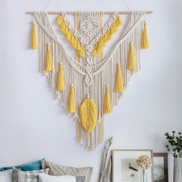 Macramé decorativo artesanal, colgante de pared boho escandinavo en beige y amarillo, ideal para diseño interior.