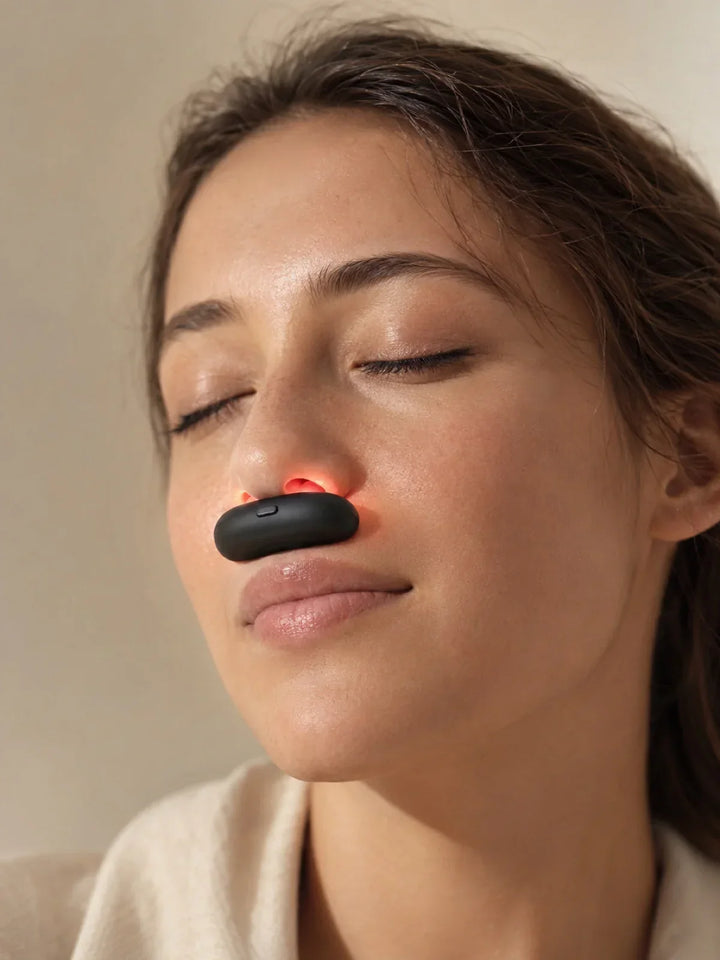 Innovador dispositivo nasal de luz roja 650nm para terapia. Promueve salud y relajación.