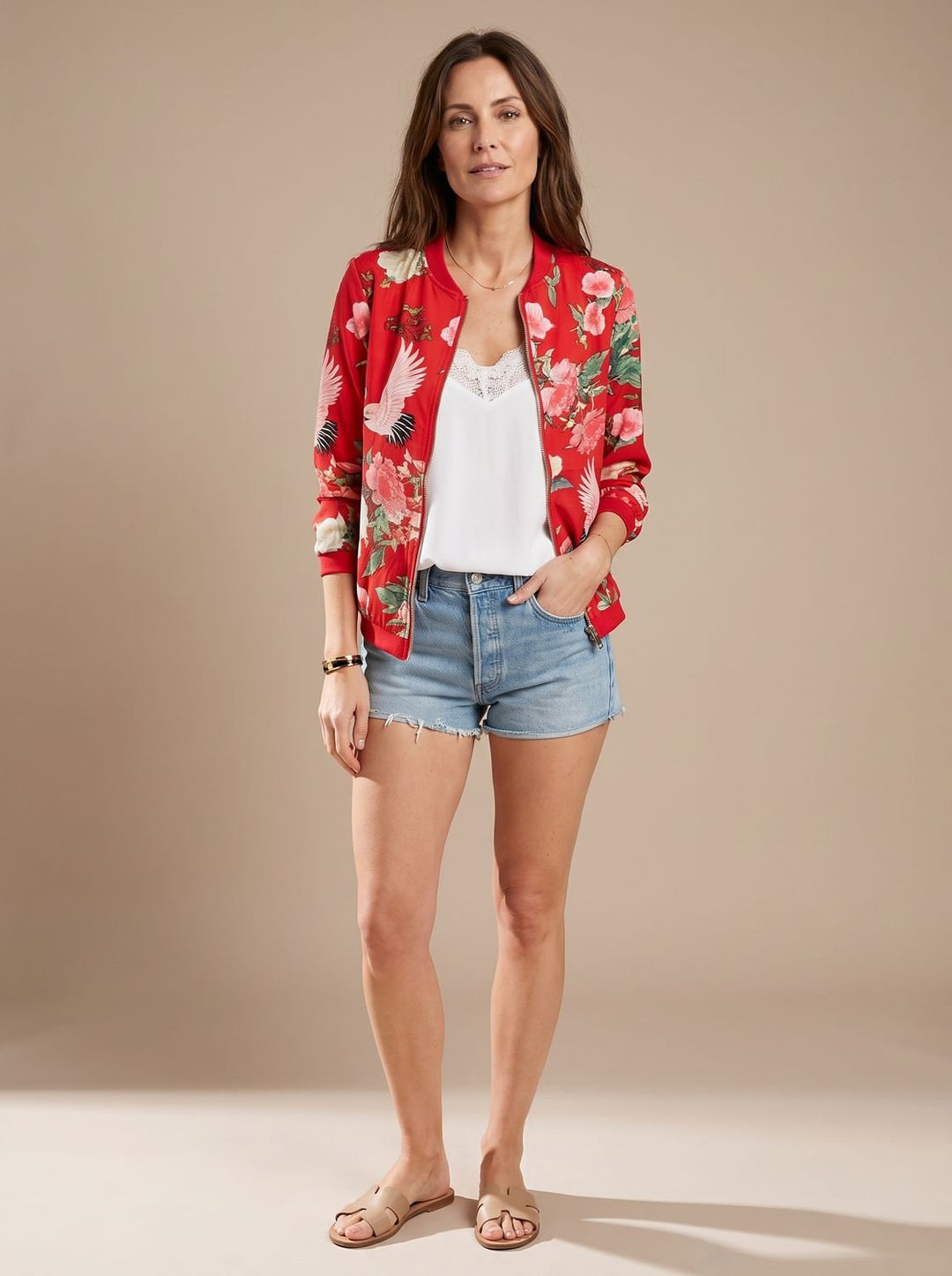 Cazadora bomber floral de mujer con cremallera y estampado de flores de cerezo. Perfecta para primavera casual.