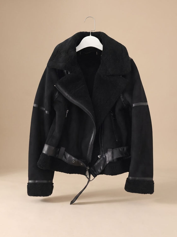 Detalle de chaqueta aviador de borreguito sintético. Abrigo cálido para mujer, estilo moto.