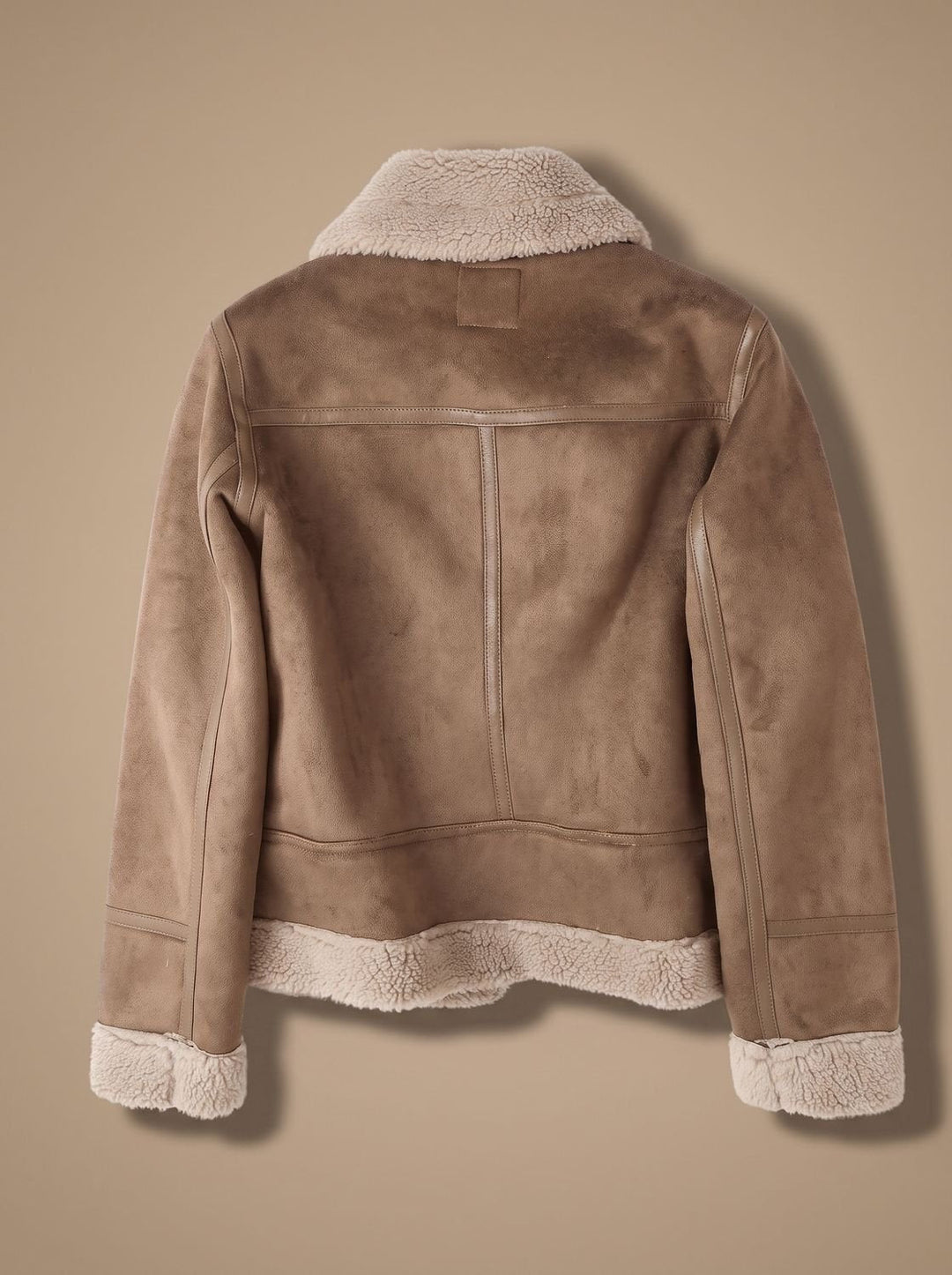Chaqueta de borreguito sintético para mujer con cuello aviador. Perfecta para el invierno y la moda.