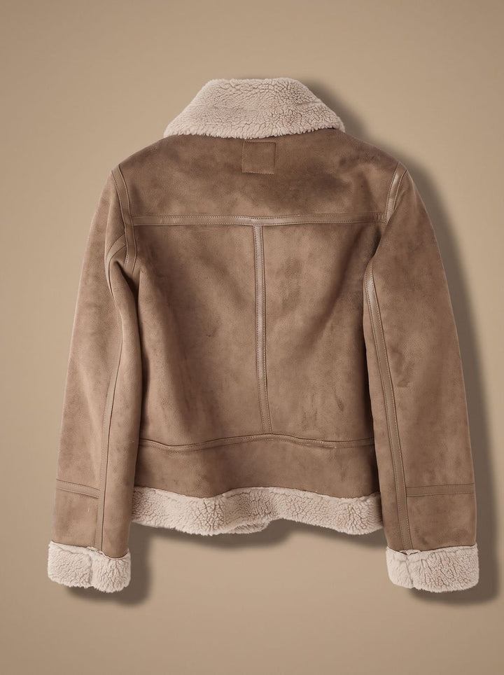 Chaqueta de borreguito sintético para mujer con cuello aviador. Perfecta para el invierno y la moda.