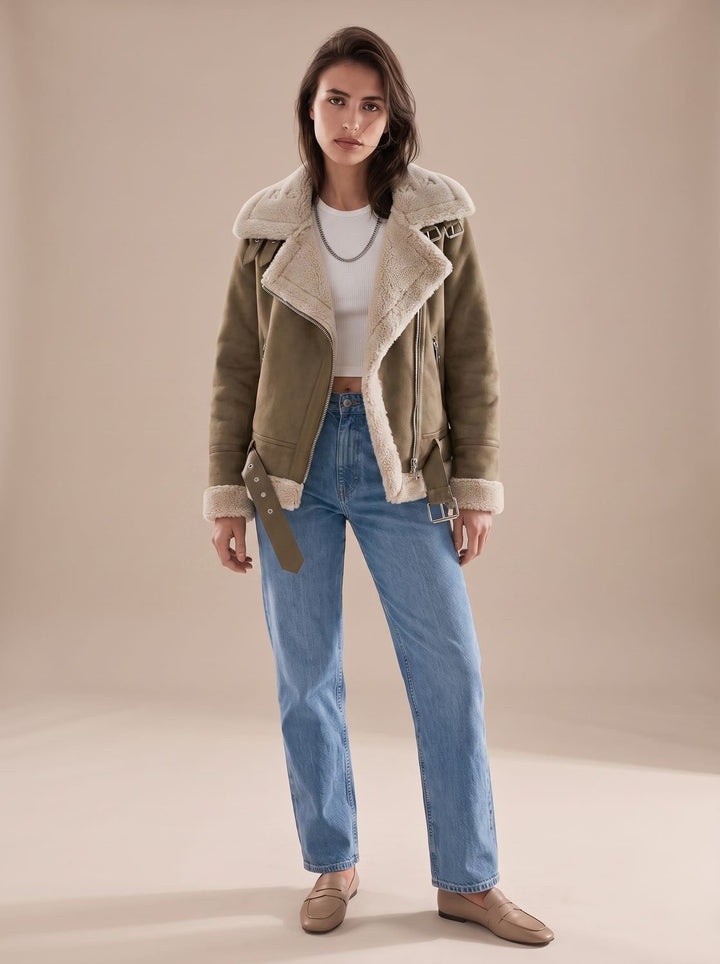 Abrigo de invierno para mujer: chaqueta aviador de borreguito sintético. Estilo asimétrico y cálido.