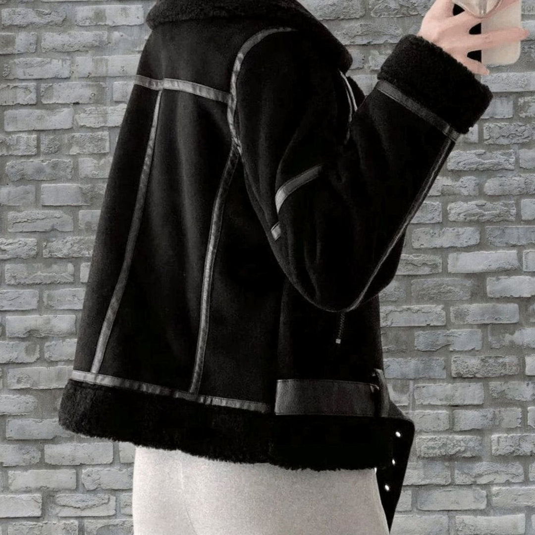 Mujer usando chaqueta aviador de borreguito sintético. Abrigo cálido y chic para la temporada de invierno.