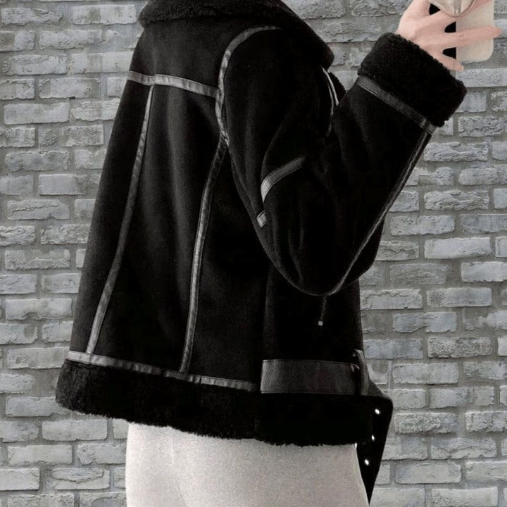 Mujer usando chaqueta aviador de borreguito sintético. Abrigo cálido y chic para la temporada de invierno.